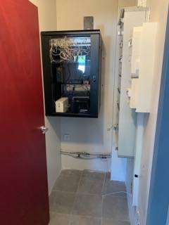 BL-ELECTRICITE-L'ISLE D'ABEAU- POSE D'UNE NOUVELLE BAIE DE BRASSAGE- POSE PRISE- GRENAY