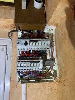 BL-ELECTRICITE- à- L'ISLE D'ABEAU- CHANGEMENT DE TABLEAU- MISE AUX NORMES